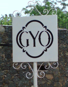 El letrero de la entrada de Quinta GYO